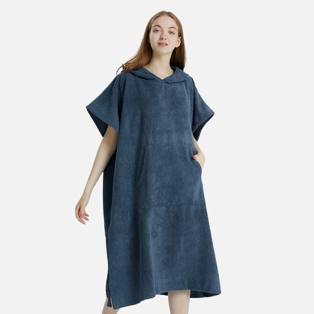 Femme portant un poncho serviette microfibre bleu marine avec capuche et poches