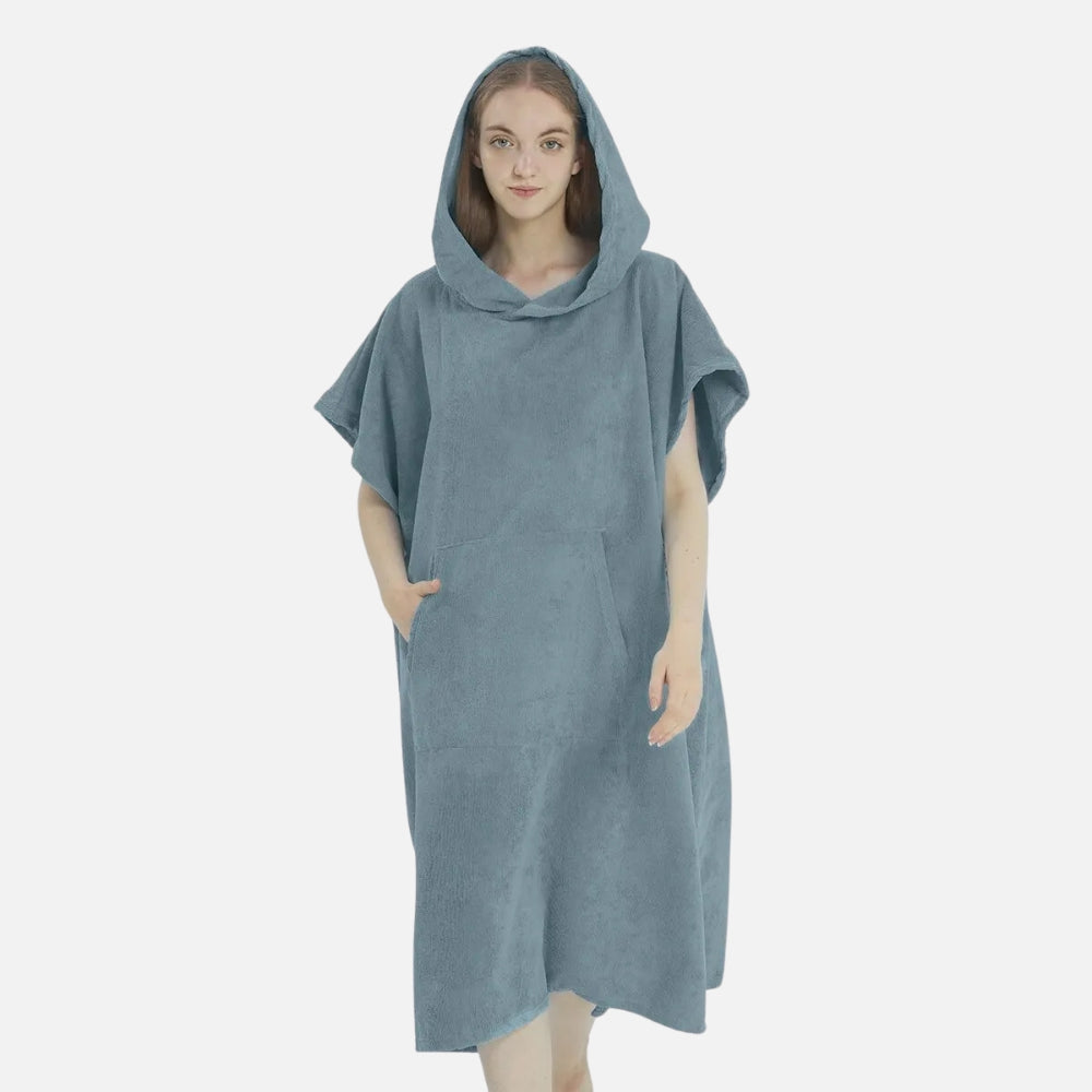 Femme portant serviette poncho microfibre grise capuche avec poche et manches courtes